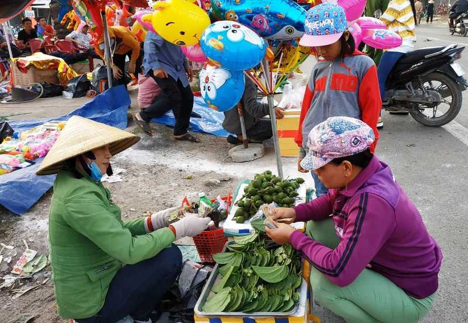 Phiên chợ họp lúc tờ mờ sáng mùng 1 Tết, mua lộc cầu may - 2 Phiên chợ họp lúc tờ mờ sáng mùng 1 Tết, mua lộc cầu may - 2