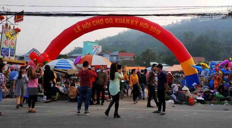Phiên chợ họp lúc tờ mờ sáng mùng 1 Tết, mua lộc cầu may - 1 Phiên chợ họp lúc tờ mờ sáng mùng 1 Tết, mua lộc cầu may - 1