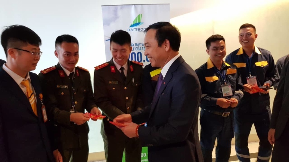 Tặng hoa và lì xì những vị khách đầu tiên đến “xông” đất Quảng Ninh - 2 Tặng hoa và lì xì những vị khách đầu tiên đến “xông” đất Quảng Ninh - 2