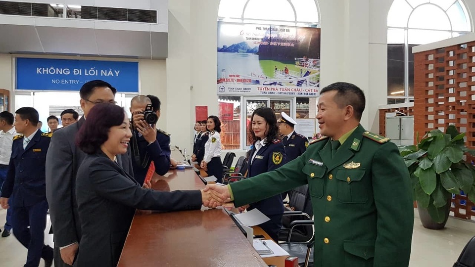 Tặng hoa và lì xì những vị khách đầu tiên đến “xông” đất Quảng Ninh - 4 Tặng hoa và lì xì những vị khách đầu tiên đến “xông” đất Quảng Ninh - 4