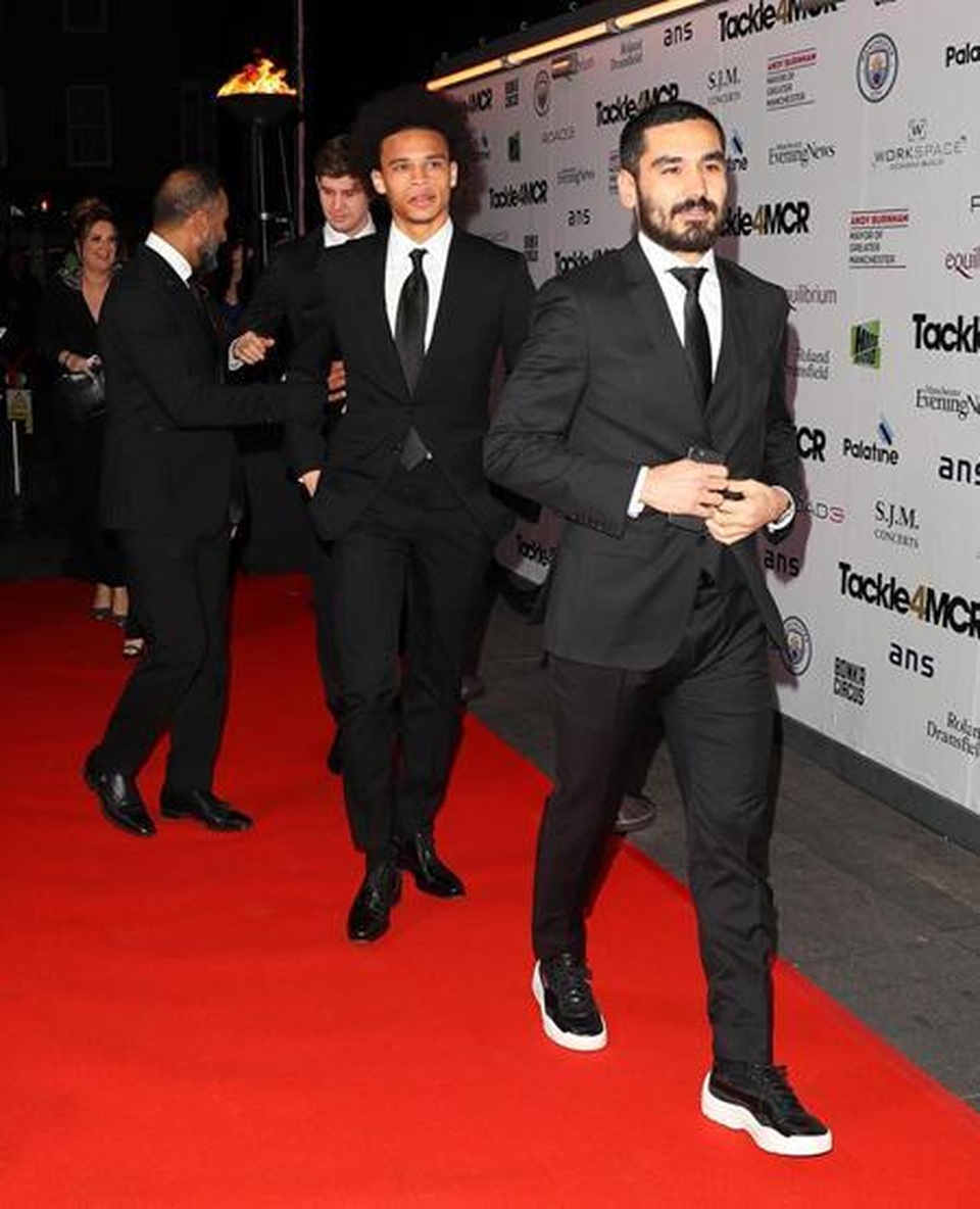 Dàn sao Man City nô nức dắt vợ đẹp, bồ xinh đi tiệc từ thiện - 1 Dàn sao Man City nô nức dắt vợ đẹp, bồ xinh đi tiệc từ thiện - 1