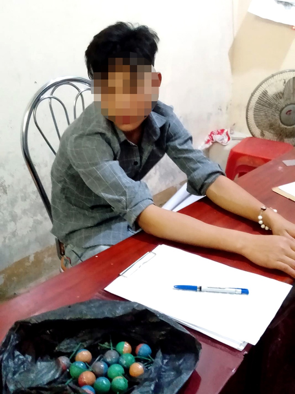 Tạm giữ 50 đối tượng đốt pháo trong đêm giao thừa - 1 Tạm giữ 50 đối tượng đốt pháo trong đêm giao thừa - 1
