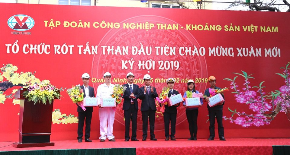 Bí thư Quảng Ninh chứng kiến chuyến rót than đầu tiên tại Cảng Cẩm Phả - 1 Bí thư Quảng Ninh chứng kiến chuyến rót than đầu tiên tại Cảng Cẩm Phả - 1