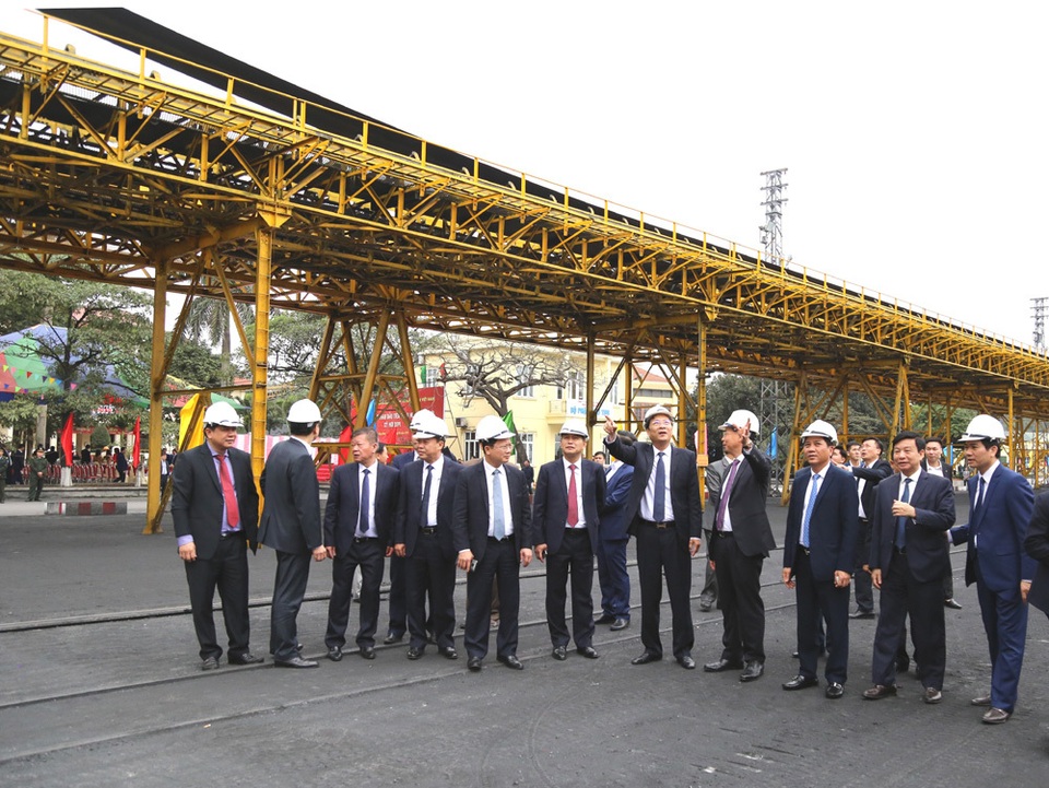 Bí thư Quảng Ninh chứng kiến chuyến rót than đầu tiên tại Cảng Cẩm Phả - 2 Bí thư Quảng Ninh chứng kiến chuyến rót than đầu tiên tại Cảng Cẩm Phả - 2