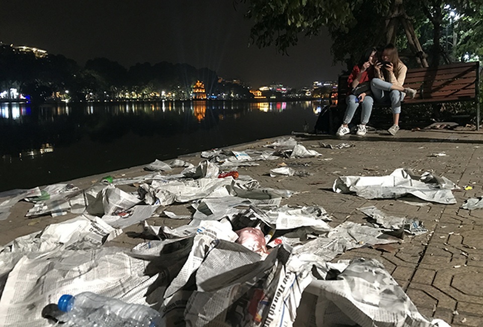 Rác phủ kín bờ hồ Hoàn Kiếm sau màn bắn pháo hoa đón năm mới - 2 Rác phủ kín bờ hồ Hoàn Kiếm sau màn bắn pháo hoa đón năm mới - 2