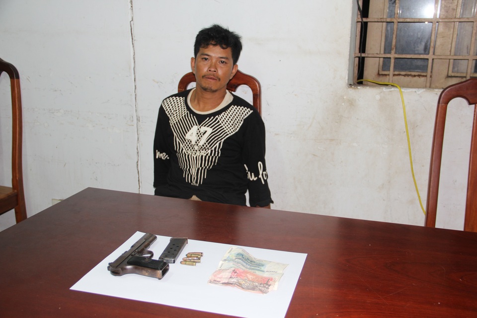 Bắt đối tượng mang súng qua biên giới - 1 Bắt đối tượng mang súng qua biên giới - 1