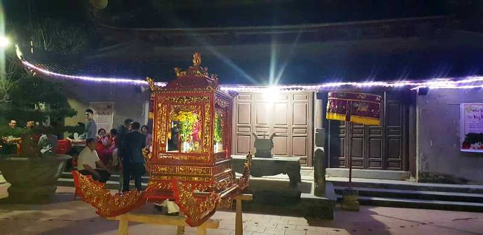 Chạy “thục mạng” xin “lửa Thánh” đêm Giao thừa - 2 Chạy “thục mạng” xin “lửa Thánh” đêm Giao thừa - 2