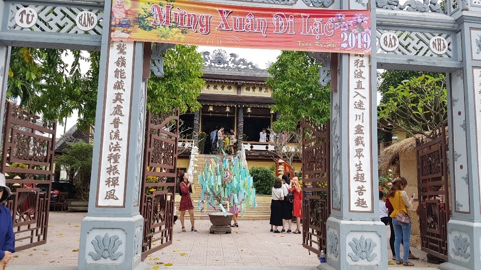 Người dân Huế, Đắc Lắc đến chùa cầu an mùng 1 Tết - 7 Người dân Huế, Đắc Lắc đến chùa cầu an mùng 1 Tết - 7