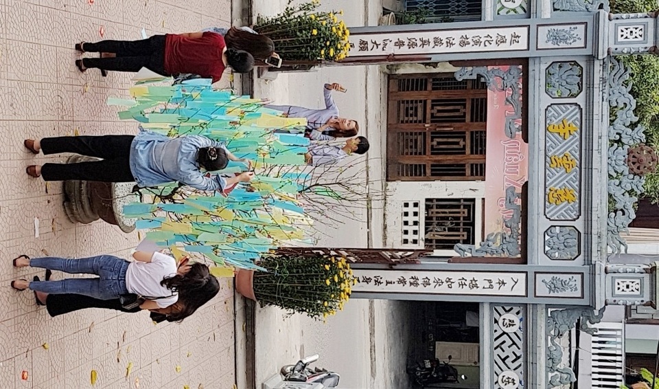 Người dân Huế, Đắc Lắc đến chùa cầu an mùng 1 Tết - 9 Người dân Huế, Đắc Lắc đến chùa cầu an mùng 1 Tết - 9