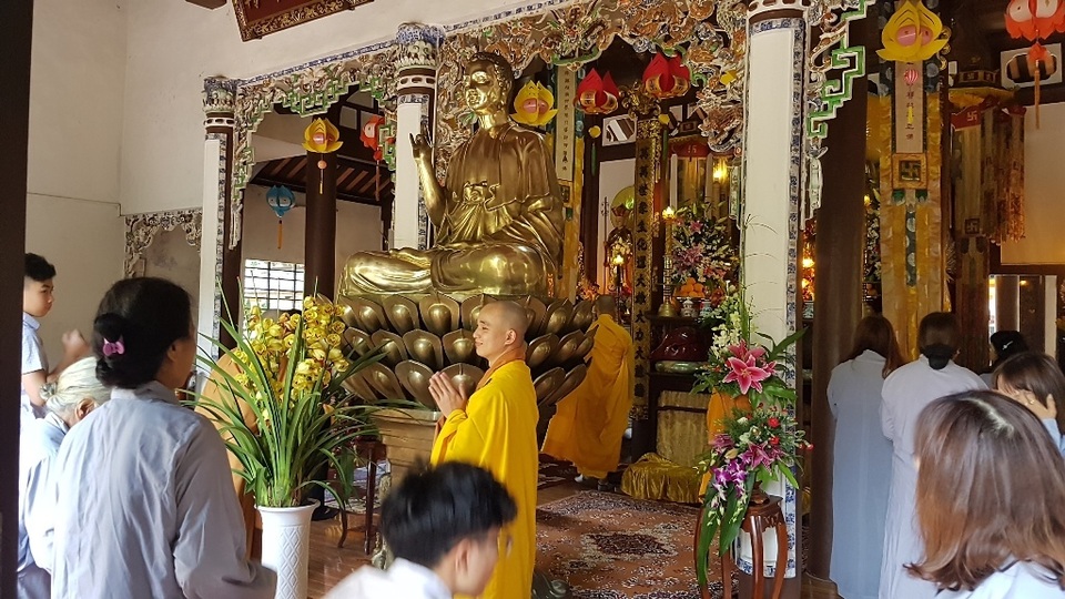 Người dân Huế, Đắc Lắc đến chùa cầu an mùng 1 Tết - 2 Người dân Huế, Đắc Lắc đến chùa cầu an mùng 1 Tết - 2
