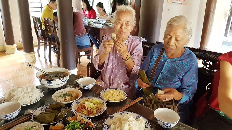 Người dân Huế, Đắc Lắc đến chùa cầu an mùng 1 Tết - 12 Người dân Huế, Đắc Lắc đến chùa cầu an mùng 1 Tết - 12