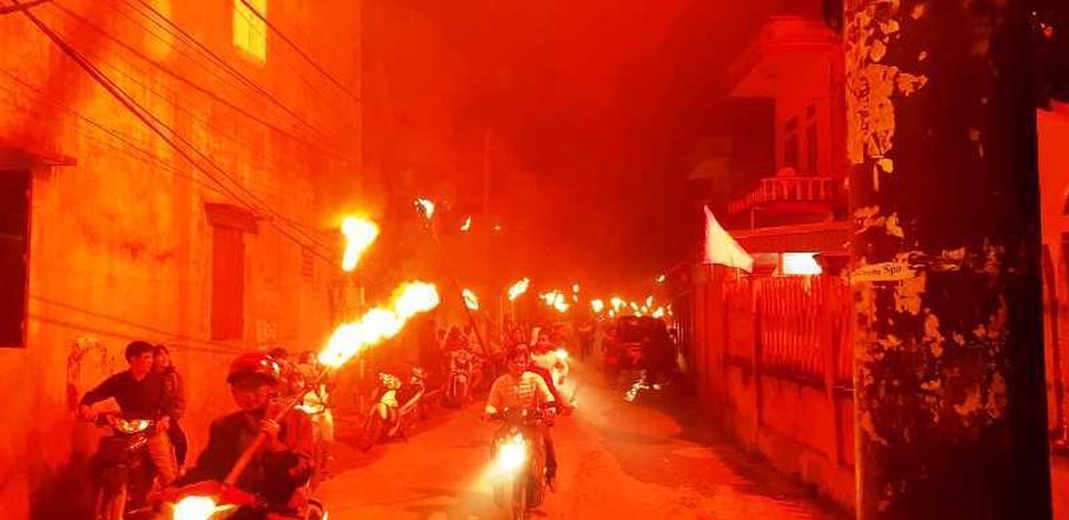 Chạy “thục mạng” xin “lửa Thánh” đêm Giao thừa - 6 Chạy “thục mạng” xin “lửa Thánh” đêm Giao thừa - 6