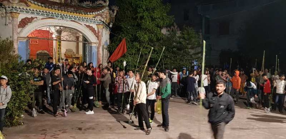 Chạy “thục mạng” xin “lửa Thánh” đêm Giao thừa - 1 Chạy “thục mạng” xin “lửa Thánh” đêm Giao thừa - 1