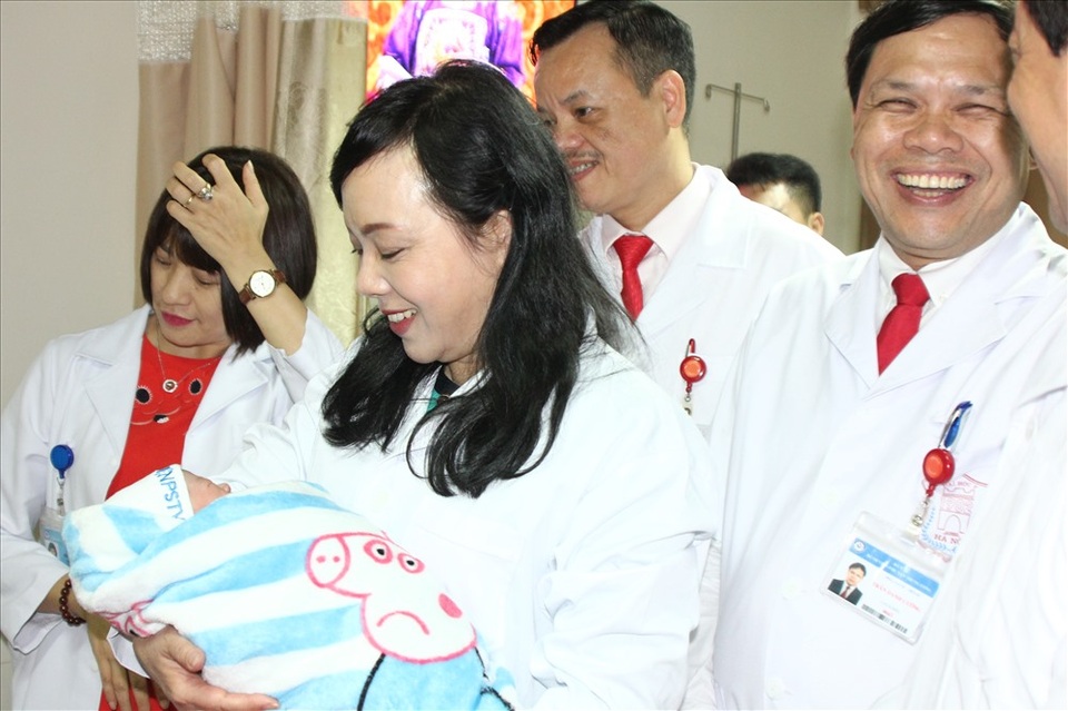 Đêm Giao thừa Kỷ Hợi 2019: Bộ trưởng Y tế thăm bệnh nhân - 3 Đêm Giao thừa Kỷ Hợi 2019: Bộ trưởng Y tế thăm bệnh nhân - 3