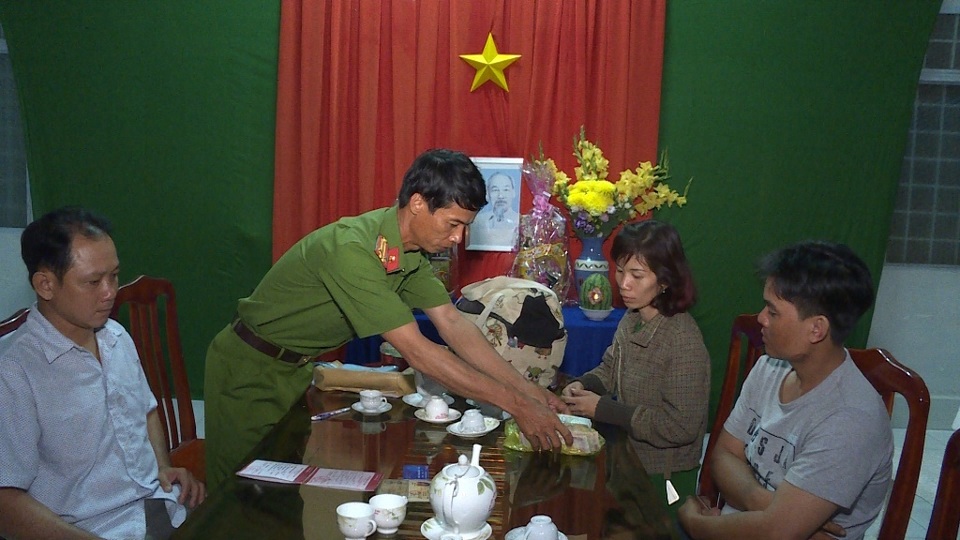 Hai người dân tìm trả lại 120 triệu nhặt được trong đêm mùng một Tết - 1 Hai người dân tìm trả lại 120 triệu nhặt được trong đêm mùng một Tết - 1