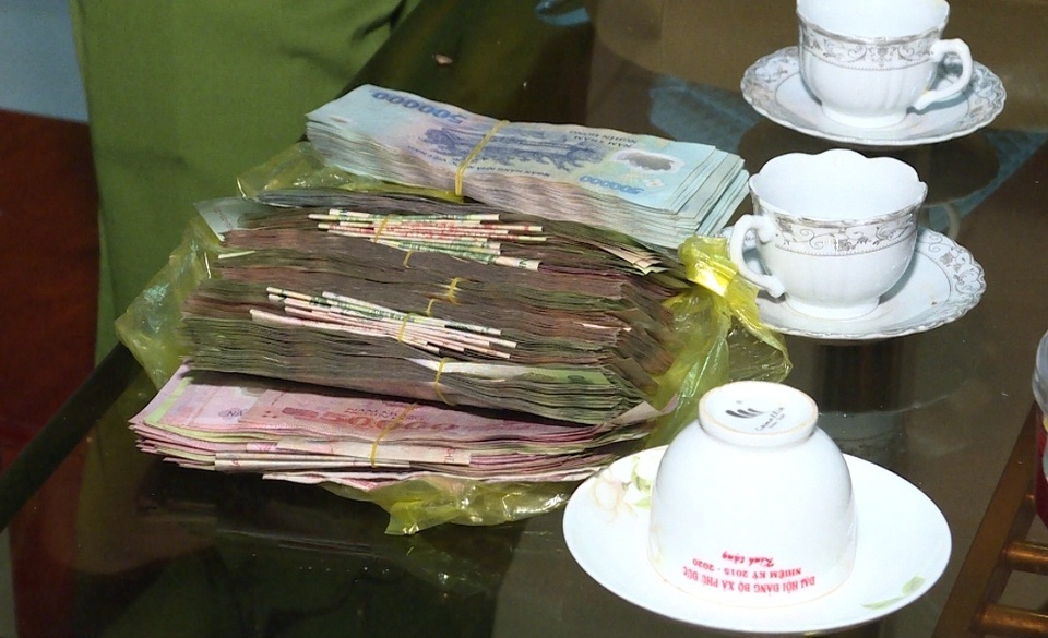Hai người dân tìm trả lại 120 triệu nhặt được trong đêm mùng một Tết - 2 Hai người dân tìm trả lại 120 triệu nhặt được trong đêm mùng một Tết - 2