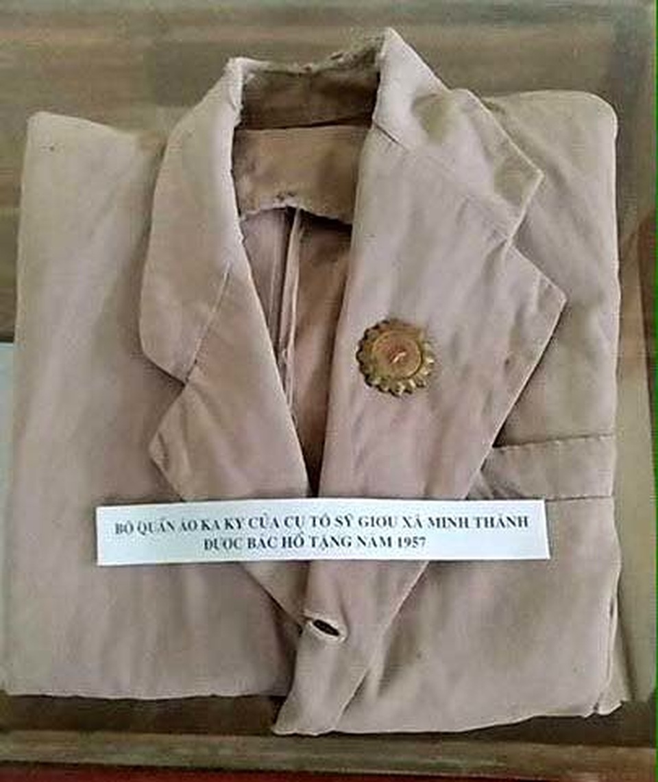 Cụ giáo trăm tuổi và tấm áo Bác Hồ tặng - 3 Cụ giáo trăm tuổi và tấm áo Bác Hồ tặng - 3