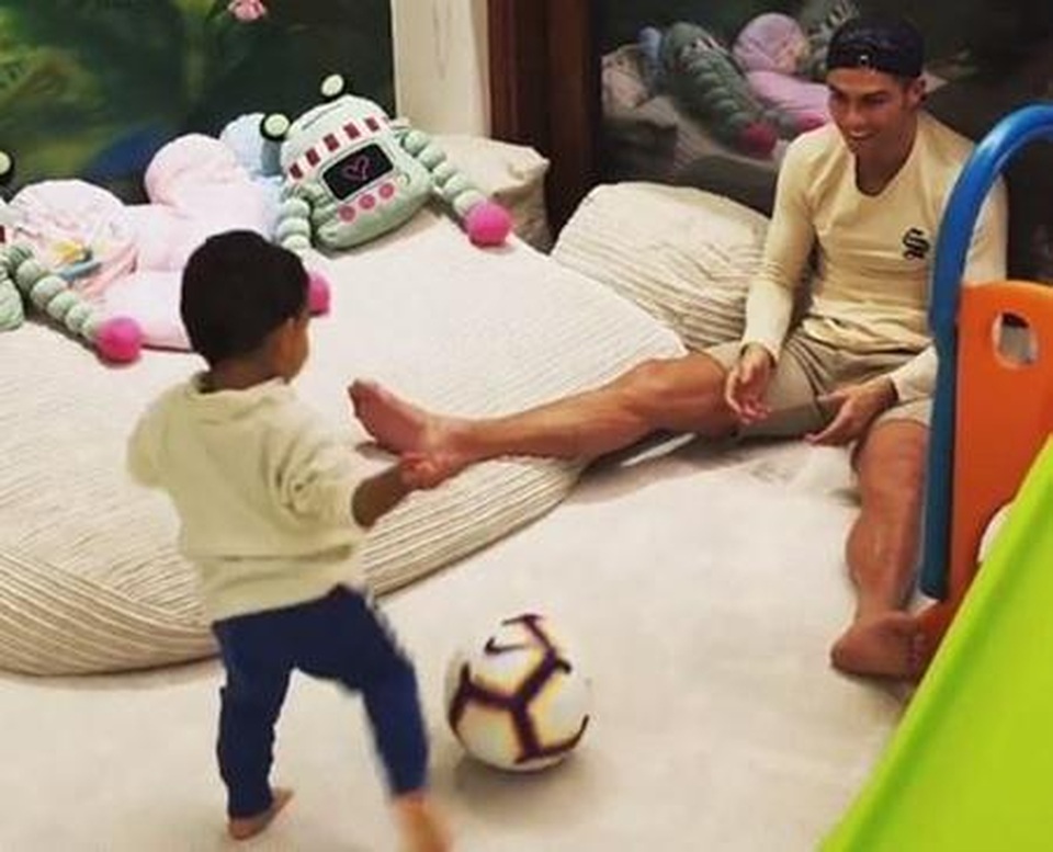 C.Ronaldo đón sinh nhật bên gia đình hạnh phúc - 1 C.Ronaldo đón sinh nhật bên gia đình hạnh phúc - 1