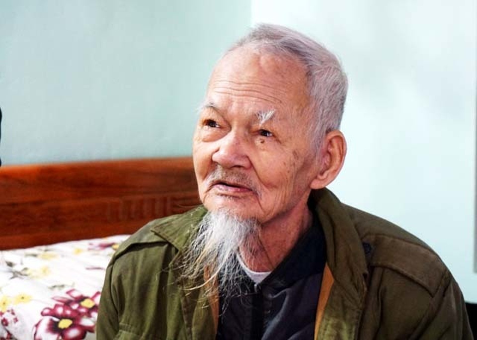 Cụ giáo trăm tuổi và tấm áo Bác Hồ tặng - 1 Cụ giáo trăm tuổi và tấm áo Bác Hồ tặng - 1