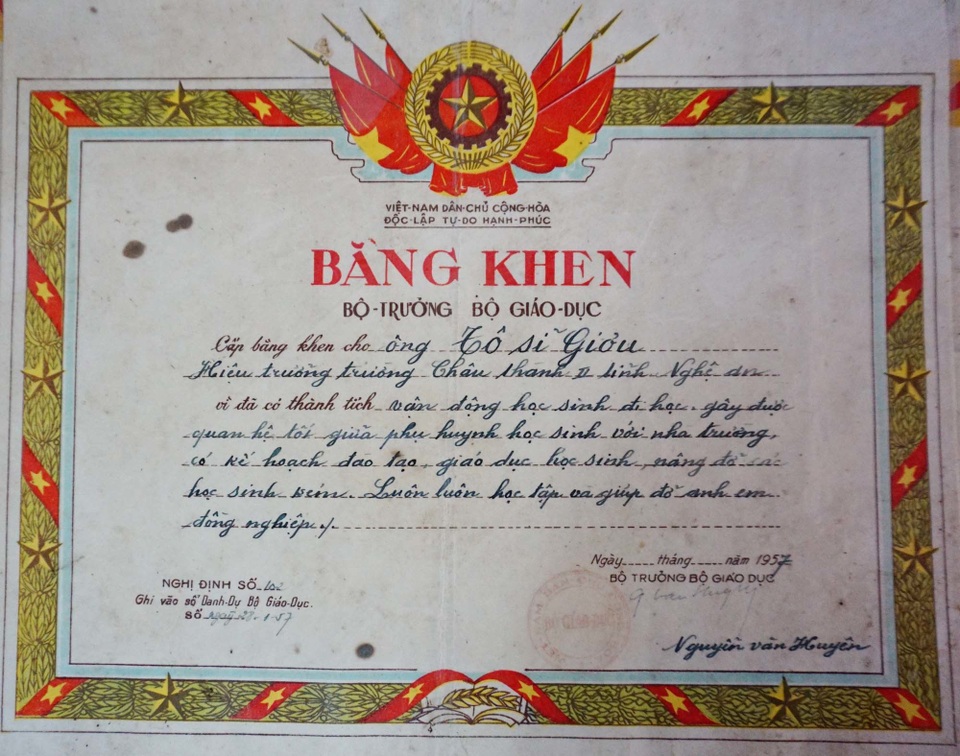 Cụ giáo trăm tuổi và tấm áo Bác Hồ tặng - 6 Cụ giáo trăm tuổi và tấm áo Bác Hồ tặng - 6