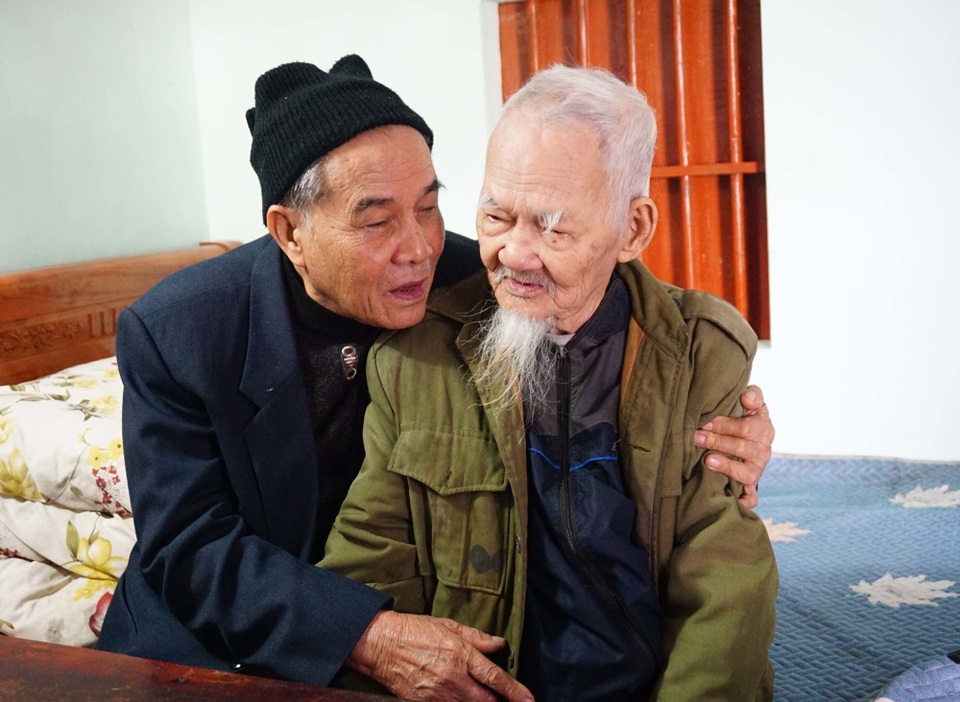 Cụ giáo trăm tuổi và tấm áo Bác Hồ tặng - 2 Cụ giáo trăm tuổi và tấm áo Bác Hồ tặng - 2