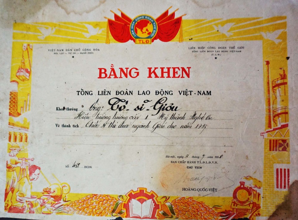 Cụ giáo trăm tuổi và tấm áo Bác Hồ tặng - 4 Cụ giáo trăm tuổi và tấm áo Bác Hồ tặng - 4