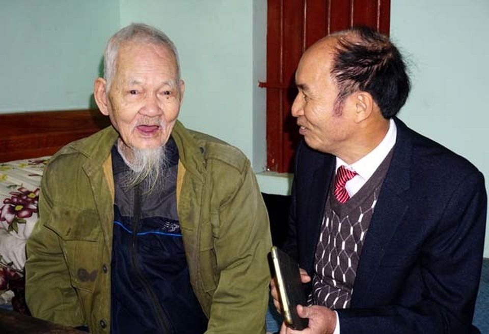 Cụ giáo trăm tuổi và tấm áo Bác Hồ tặng - 5 Cụ giáo trăm tuổi và tấm áo Bác Hồ tặng - 5