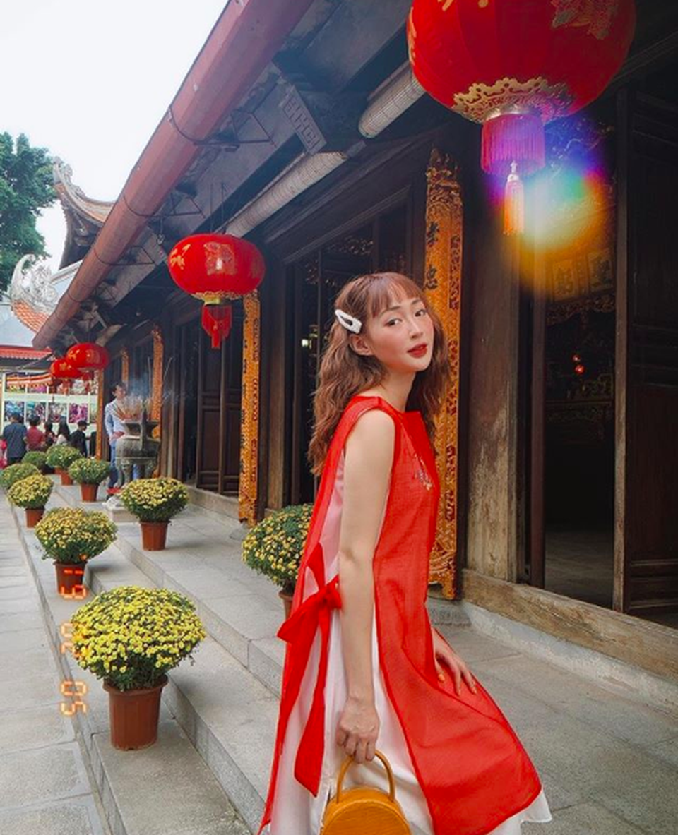 Các hot girl đua nhau khoe ảnh diện áo dài ngày Tết - 11 Các hot girl đua nhau khoe ảnh diện áo dài ngày Tết - 11
