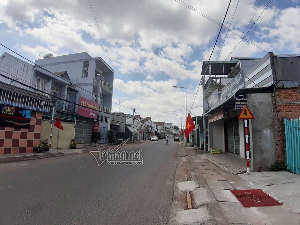 Truy tìm lái xe côn đồ đánh phụ nữ giữa đường ở Đồng Nai - 2 Truy tìm lái xe côn đồ đánh phụ nữ giữa đường ở Đồng Nai - 2