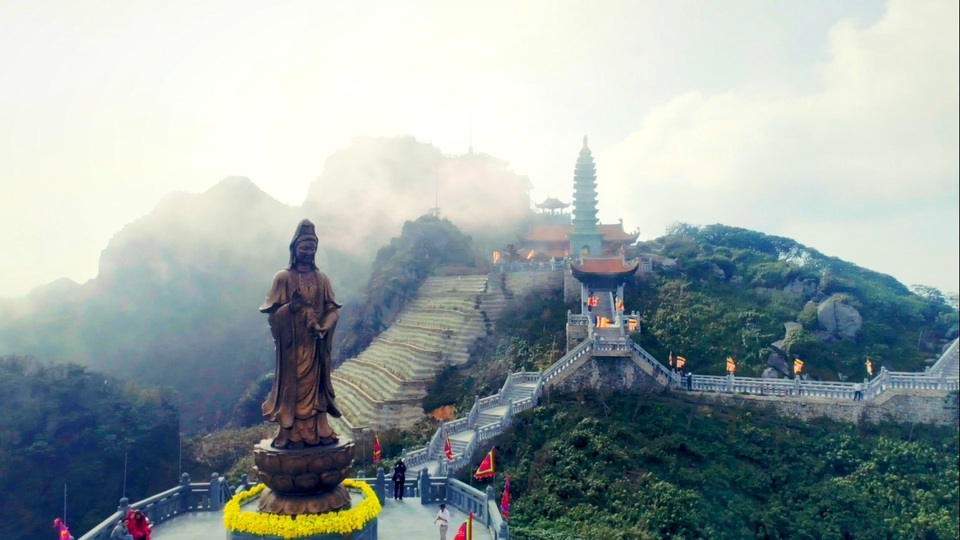 Tượng đồng Quan Thế Âm trên đỉnh Fansipan.jpg Tượng đồng Quan Thế Âm trên đỉnh Fansipan.jpg