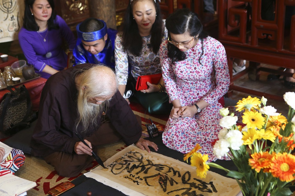 Hàng nghìn người dân đến Văn Miếu xin chữ đầu năm - 11