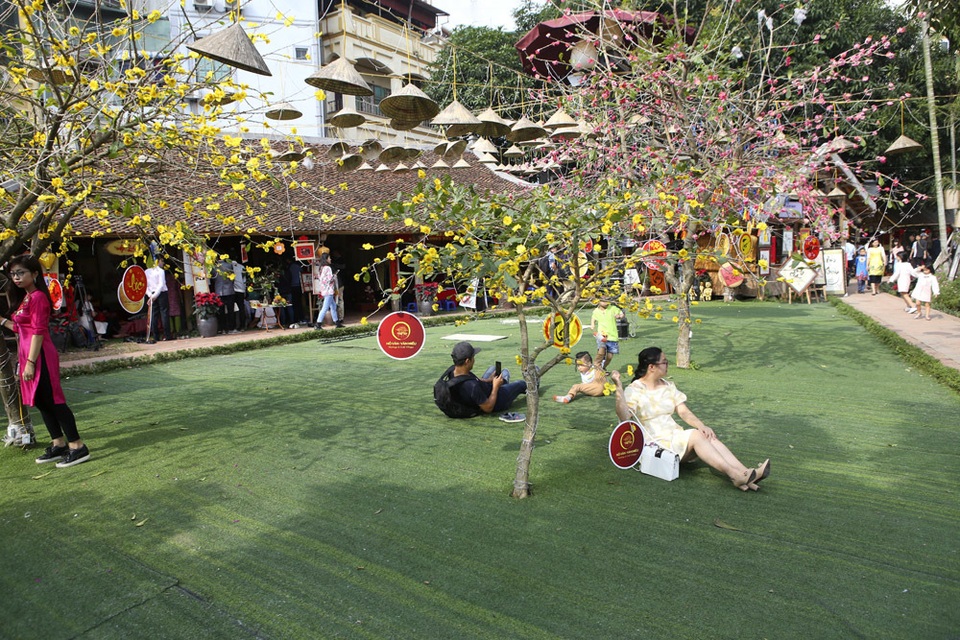 Hàng nghìn người dân đến Văn Miếu xin chữ đầu năm - 13