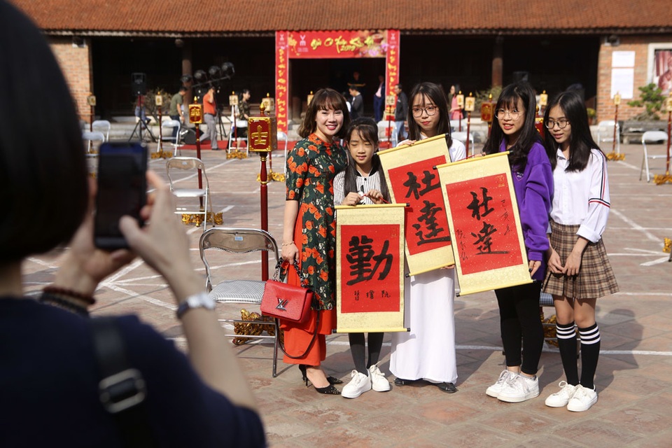 Hàng nghìn người dân đến Văn Miếu xin chữ đầu năm - 14