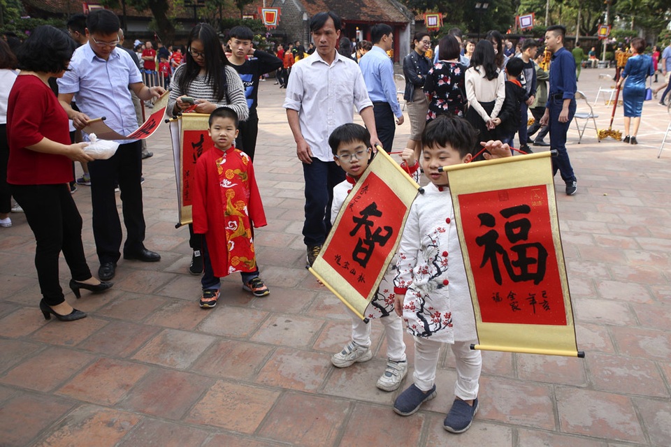 Hàng nghìn người dân đến Văn Miếu xin chữ đầu năm - 15