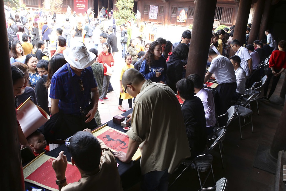 Hàng nghìn người dân đến Văn Miếu xin chữ đầu năm - 2