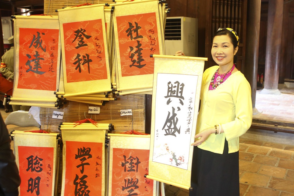 Hàng nghìn người dân đến Văn Miếu xin chữ đầu năm - 3