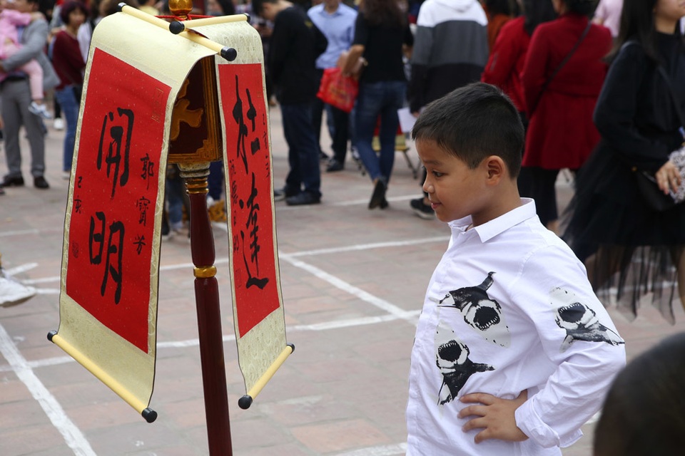 Hàng nghìn người dân đến Văn Miếu xin chữ đầu năm - 5