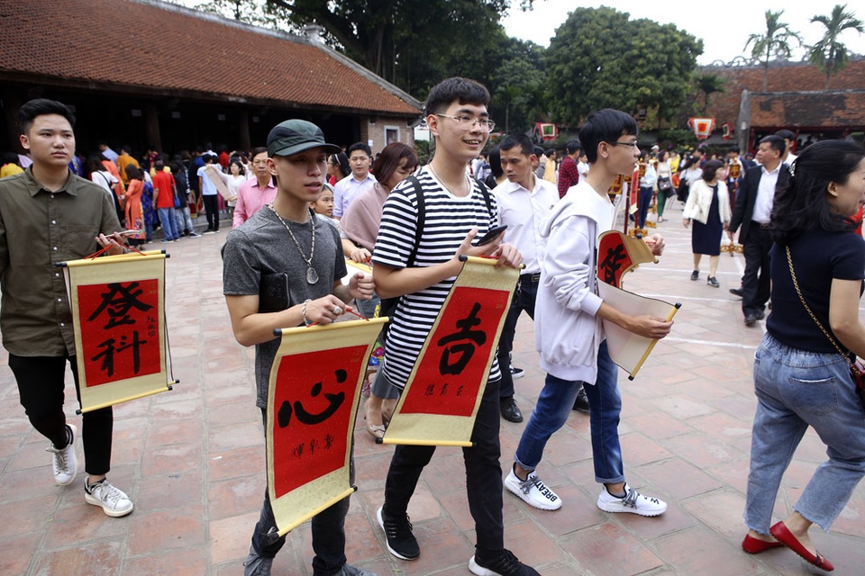 Hàng nghìn người dân đến Văn Miếu xin chữ đầu năm - 6