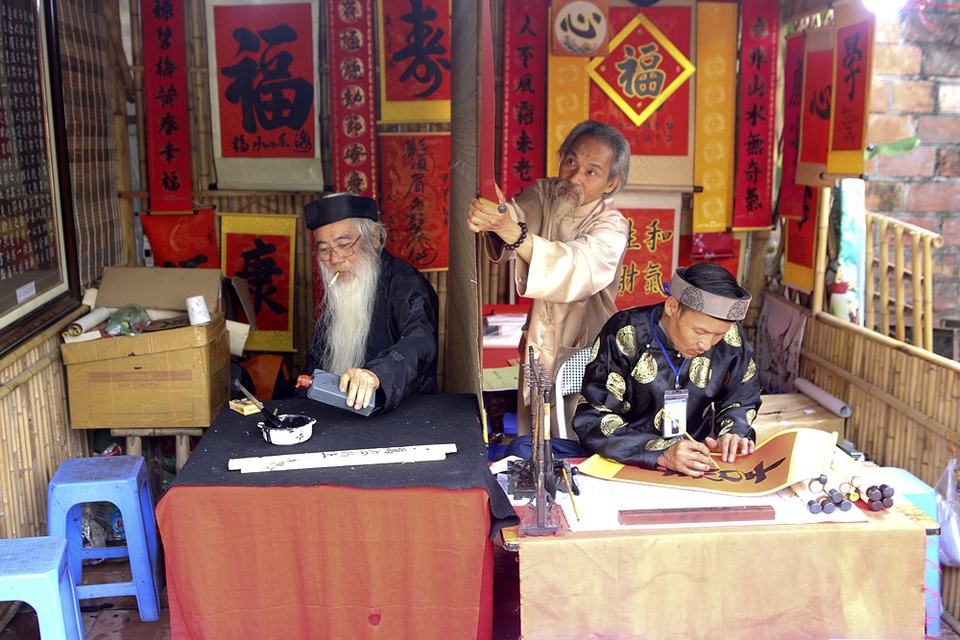 Hàng nghìn người dân đến Văn Miếu xin chữ đầu năm - 8