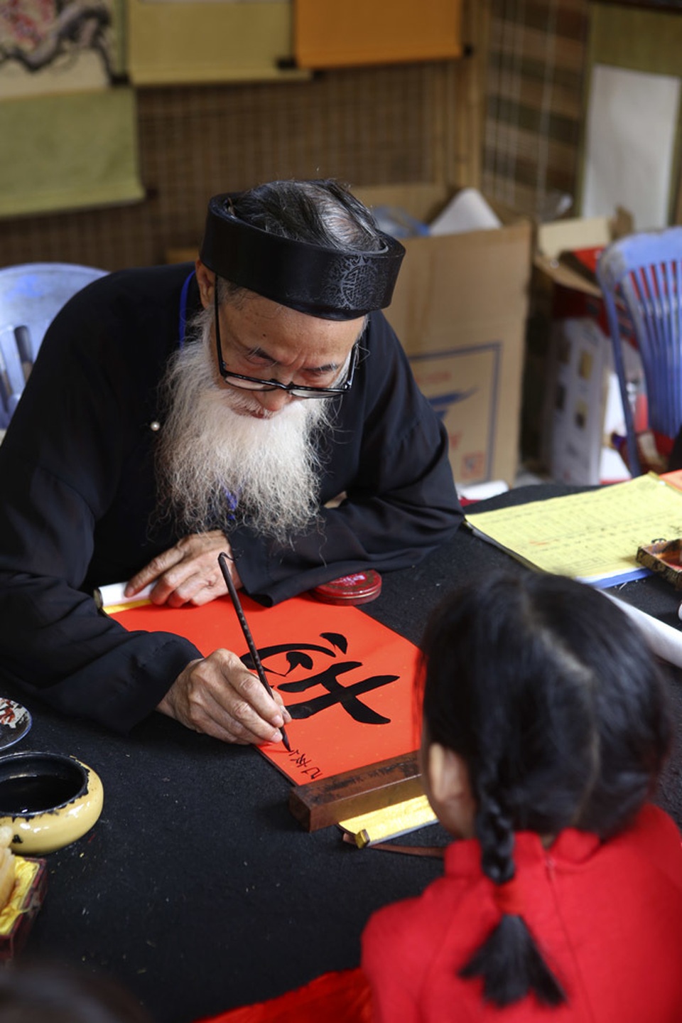 Hàng nghìn người dân đến Văn Miếu xin chữ đầu năm - 9