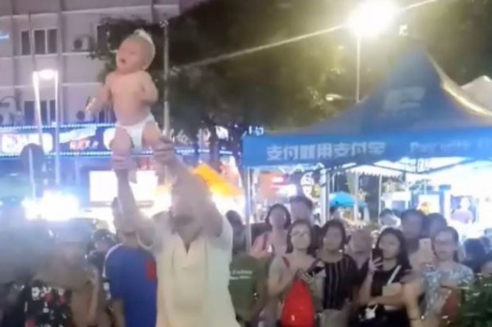 Khách Tây tung hứng trẻ sơ sinh trong màn biểu diễn để xin tiền - 2 Khách Tây tung hứng trẻ sơ sinh trong màn biểu diễn để xin tiền - 2