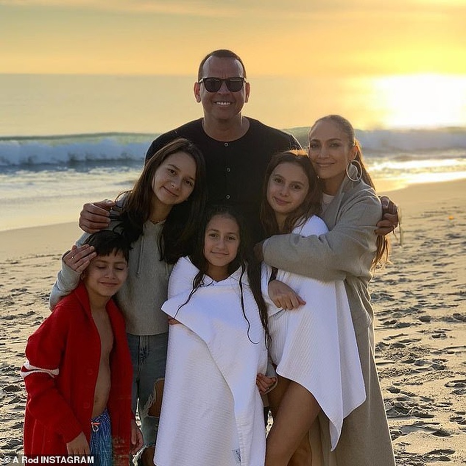 Jennifer Lopez khoe cơ bụng săn chắc sau khi cắt tinh bột 10 ngày - 8 Jennifer Lopez khoe cơ bụng săn chắc sau khi cắt tinh bột 10 ngày - 8