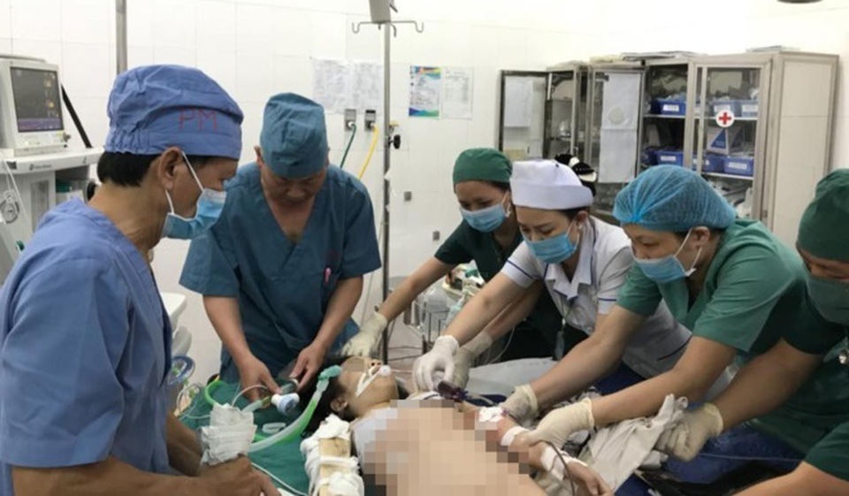 Bé gái chơi tàu lượn siêu tốc bị kéo lê nguy kịch - 1 Bé gái chơi tàu lượn siêu tốc bị kéo lê nguy kịch - 1