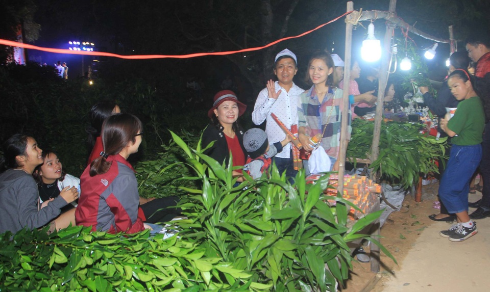 Đầu Xuân, người dân nô nức đi Lễ cầu may, rước lộc về nhà - 1 Đầu Xuân, người dân nô nức đi Lễ cầu may, rước lộc về nhà - 1