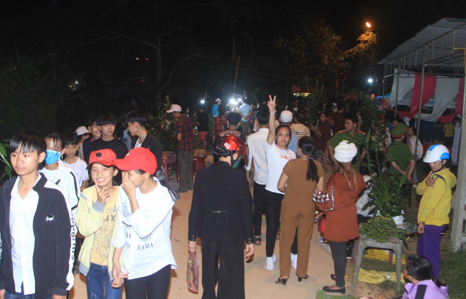 Đầu Xuân, người dân nô nức đi Lễ cầu may, rước lộc về nhà - 4 Đầu Xuân, người dân nô nức đi Lễ cầu may, rước lộc về nhà - 4