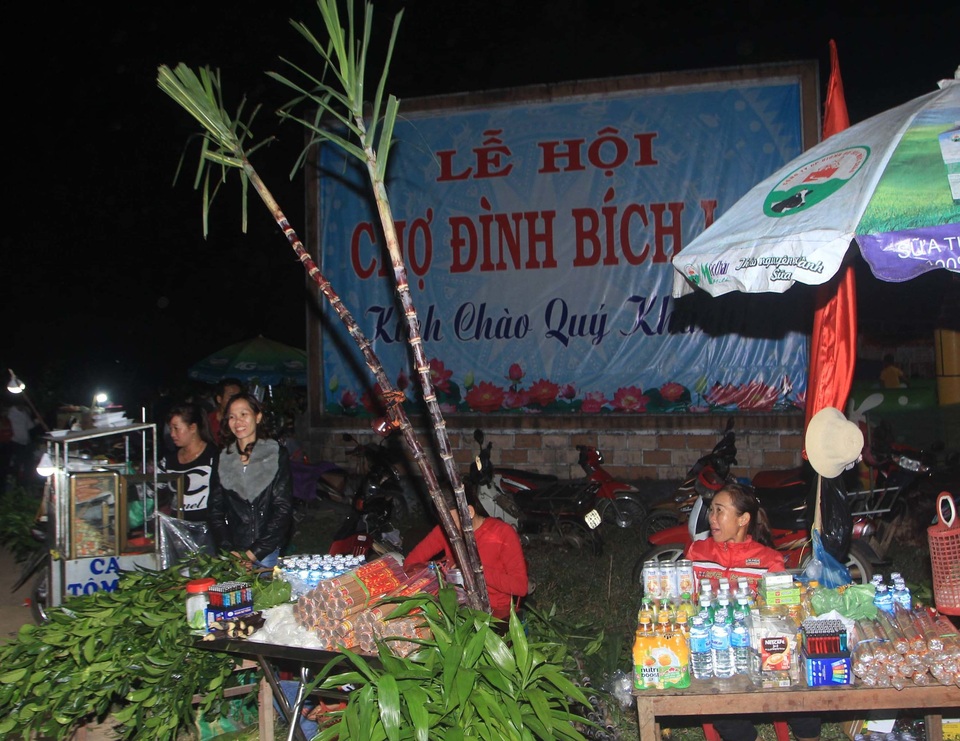 Đầu Xuân, người dân nô nức đi Lễ cầu may, rước lộc về nhà - 7 Đầu Xuân, người dân nô nức đi Lễ cầu may, rước lộc về nhà - 7