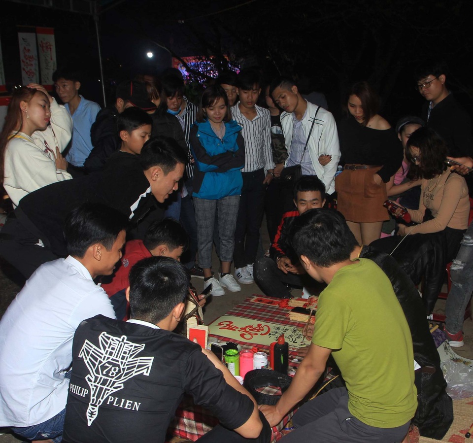 Đầu Xuân, người dân nô nức đi Lễ cầu may, rước lộc về nhà - 8 Đầu Xuân, người dân nô nức đi Lễ cầu may, rước lộc về nhà - 8