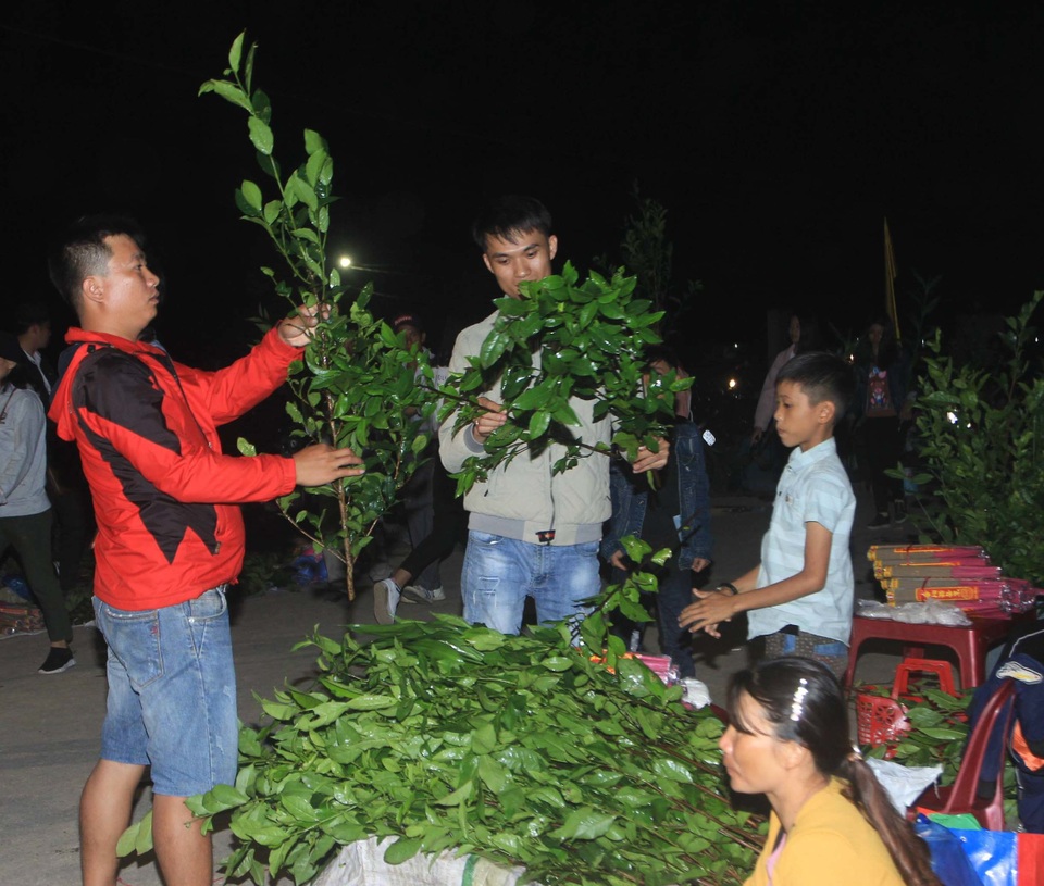 Đầu Xuân, người dân nô nức đi Lễ cầu may, rước lộc về nhà - 2 Đầu Xuân, người dân nô nức đi Lễ cầu may, rước lộc về nhà - 2