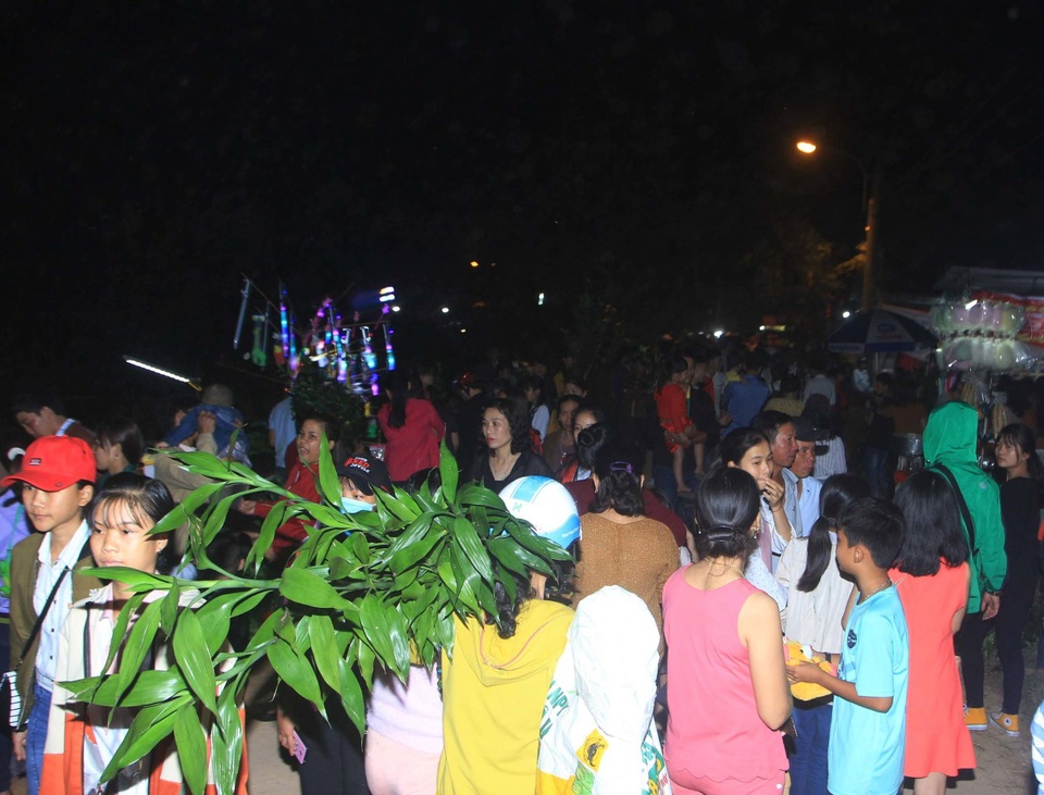 Đầu Xuân, người dân nô nức đi Lễ cầu may, rước lộc về nhà - 3 Đầu Xuân, người dân nô nức đi Lễ cầu may, rước lộc về nhà - 3