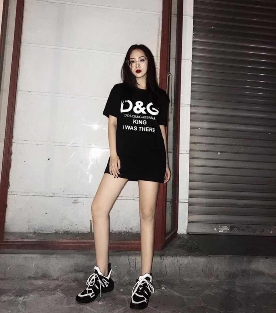 Em họ Hương Tràm: Thích mặc mốt giấu quần, trẻ đẹp gợi cảm không kém chị - 11..jpg Em họ Hương Tràm: Thích mặc mốt giấu quần, trẻ đẹp gợi cảm không kém chị - 11..jpg